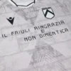 Equipación conmemorativa del 50.º aniversario del terremoto del Udinese Calcio 2025/26 Equipación conmemorativa del 50.º aniversario del terremoto del Udinese Calcio 2025/26
