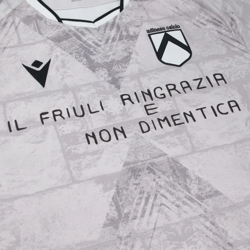 Equipación conmemorativa del 50.º aniversario del terremoto del Udinese Calcio 2025/26 Equipación conmemorativa del 50.º aniversario del terremoto del Udinese Calcio 2025/26